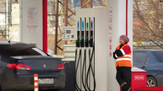Rusia va importa benzină din Asia, după ce ucrainenii au distrus 40% dintre rafinării