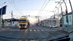 Accident între un troleibuz și un camion pe strada Ismail din Chișinău