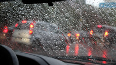 Creștere semnificativă a numărului de accidente rutiere din cauza ploii. Serviciul 112 raportează 40 de accidente în 90 de minute