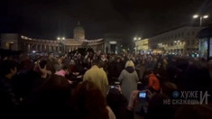 VIDEO | La Sankt Petersburg, mai mulți tineri au sfidat regimul lui Putin și au cântat în stradă melodii anti-război
