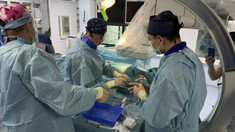 VIDEO | Premieră medicală la Spitalul „Sfânta Treime”: 3 pacienți cu afecțiuni cardiace grave au primit implanturi, cu sprijinul medicilor din Iași