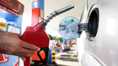Motorina va fi mai ieftină mâine, 21 octombrie. Ce preț va avea benzina