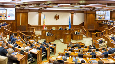 Aproape jumătate din deputații noului Parlament sunt la primul mandat. Cei mai longevivi - Voronin și Greceanîi