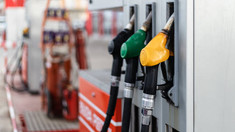Scăderea prețurilor la carburanți, întrerupt de noile sancțiuni SUA împotriva Federației Ruse. Cât vor costa benzina și motorina în weekend 
