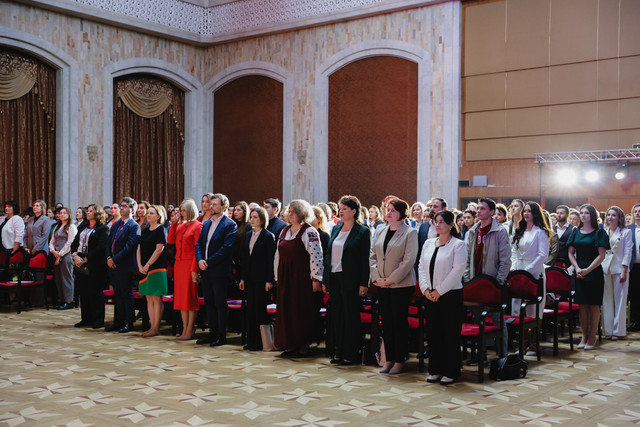 FOTO | Zeci de profesori, învățători și educatori din Republica Moldova au fost premiați la concursul republican „Pedagogul anului 2025”