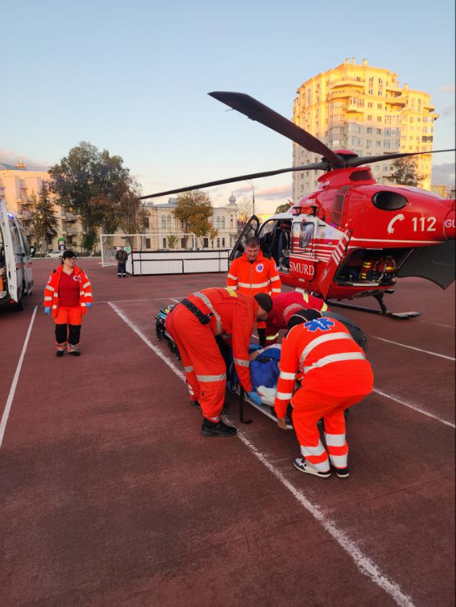 FOTO | Intervenție SMURD. O victimă a unui accident rutier a fost transportată cu elicopterul de la Iași la Chișinău