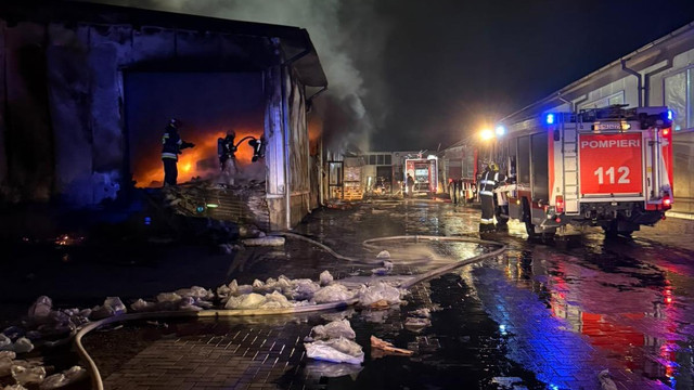 Incendiu de proporții la un depozit de materiale de construcție din Chișinău. 19 autospeciale cu un efectiv de 75 pompieri luptă cu flăcările (FOTO)