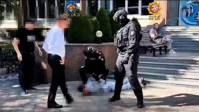 VIDEO | Doi bărbați, reținuți în flagrant pentru trafic de influență, după ce au încercat să mituiască funcționari MAI

