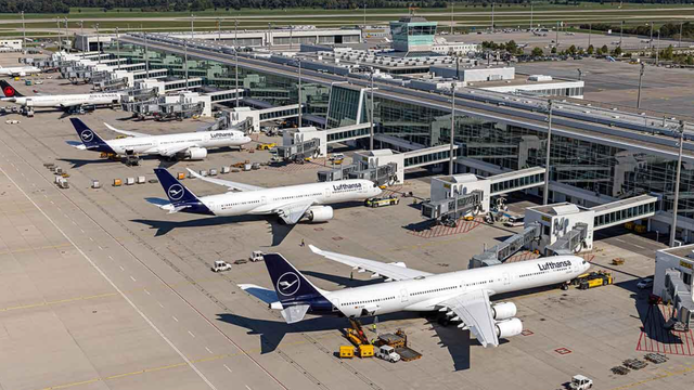 Zeci de zboruri au fost anulate la un aeroport din Germania, după apariția unor drone în spațiul aerian