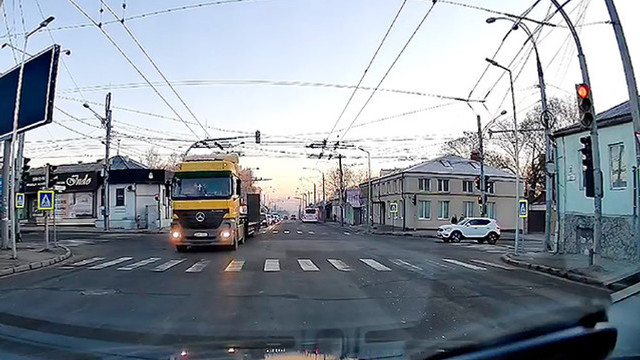 Accident între un troleibuz și un camion pe strada Ismail din Chișinău