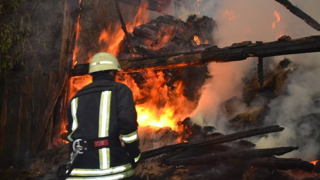 Incendii în Rîșcani și Anenii Noi. O persoană a decedat, iar alte două s-au intoxicat cu monoxid de carbon