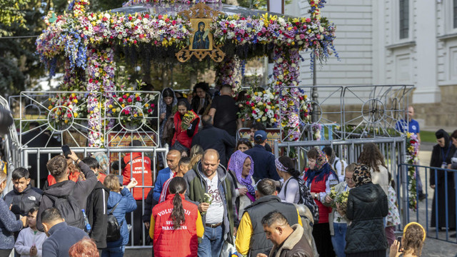 Pelerinajul religios de la Iași: 30.000 de credincioși au trecut deja pe la racla cu sfintele moaște, iar la rând așteaptă câteva mii de oameni Pelerinajul religios de la Iași: 30.000 de credincioși au trecut deja pe la racla cu sfintele moaște, iar la rând așteaptă câteva mii de oameni