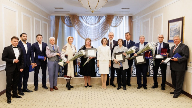 FOTO | Maia Sandu a înmânat Premiul Național 2025. Cine sunt cei 11 laureați ai ediției din acest an FOTO | Maia Sandu a înmânat Premiul Național 2025. Cine sunt cei 11 laureați ai ediției din acest an
