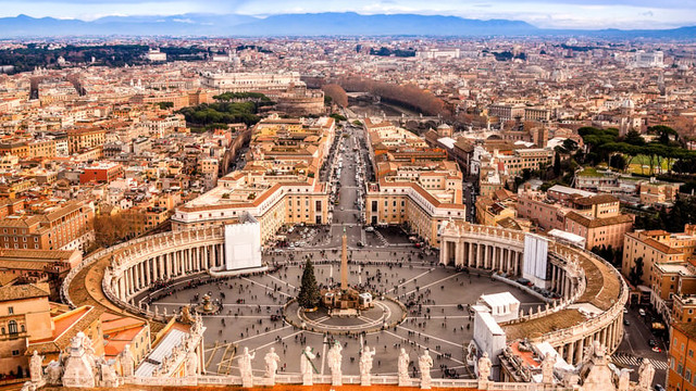 Un bărbat a fost reținut după ce a urinat pe altarul Bazilicii Sfântul Petru din Vatican