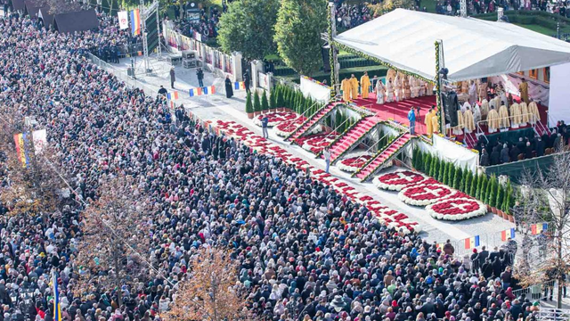 La Iași continuă pelerinajul la Sfânta Parascheva, sărbătorită în 14 octombrie. Peste 160.000 de pelerini s-au închinat la moaște
La Iași continuă pelerinajul la Sfânta Parascheva, sărbătorită în 14 octombrie. Peste 160.000 de pelerini s-au închinat la moaște