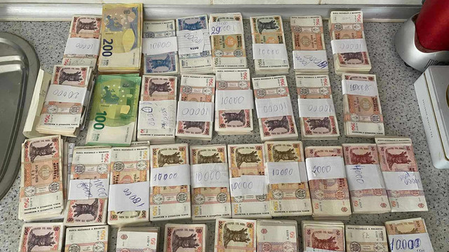 FOTO | Zeci de percheziții CNA la Călărași, într-un dosar de corupție la eliberarea permiselor de conducere: Trei persoane au fost reținute FOTO | Zeci de percheziții CNA la Călărași, într-un dosar de corupție la eliberarea permiselor de conducere: Trei persoane au fost reținute