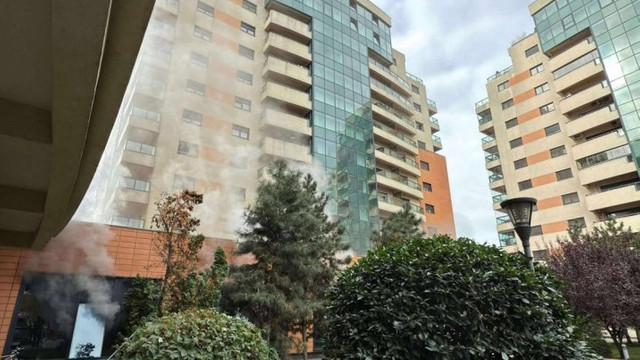 Incendiu la un bloc cu 10 etaje din București: 45 de persoane evacuate, o victimă cu arsuri
Incendiu la un bloc cu 10 etaje din București: 45 de persoane evacuate, o victimă cu arsuri