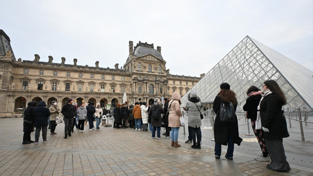 Muzeul Luvru din Paris a fost jefuit. Hoții au reușit să fugă cu mai multe bijuterii
Muzeul Luvru din Paris a fost jefuit. Hoții au reușit să fugă cu mai multe bijuterii