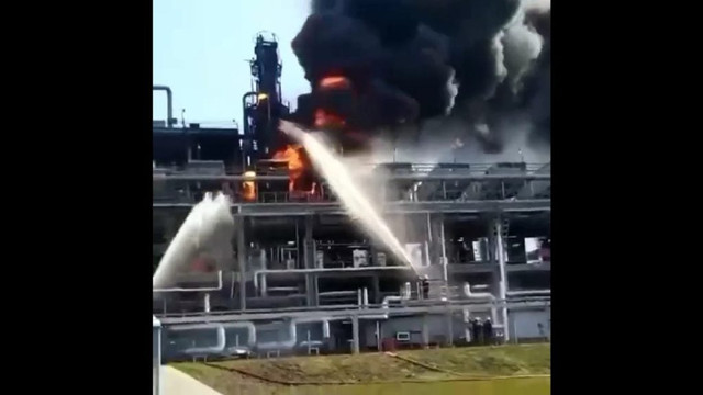 Incendiu la o rafinărie de gaz din Rusia, după un atac ucrainean cu drone Incendiu la o rafinărie de gaz din Rusia, după un atac ucrainean cu drone