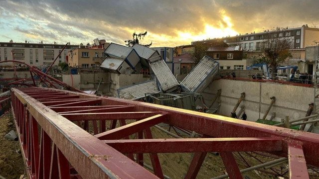 Tornadă în Paris: O persoană a decedat, iar 10 au fost rănite. Mai multe macarale s-au prăbușit peste casele oamenilor din cauza rafalelor puternice Tornadă în Paris: O persoană a decedat, iar 10 au fost rănite. Mai multe macarale s-au prăbușit peste casele oamenilor din cauza rafalelor puternice