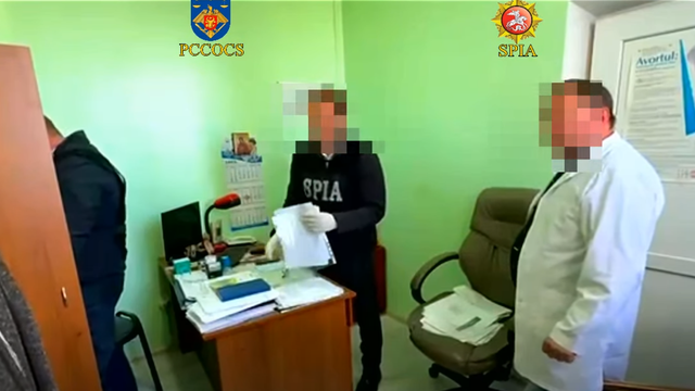 VIDEO | Un polițist și un medic din Hîncești, implicați într-o schemă de falsificare a adeverințelor medicale pentru permise auto VIDEO | Un polițist și un medic din Hîncești, implicați într-o schemă de falsificare a adeverințelor medicale pentru permise auto