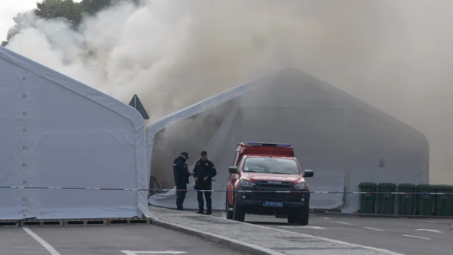 VIDEO | Focuri de armă în fața Parlamentului din Serbia și incendiu în zona unde stau susținători pro-guvernanamentali. Vucic denunță un „act terorist”