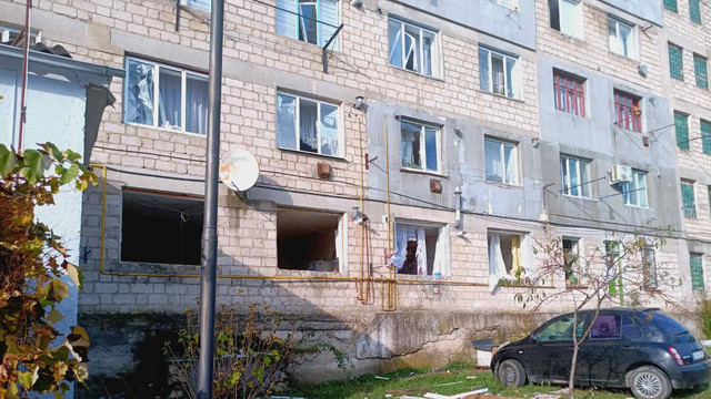 Explozie într-un bloc din Florești. Două persoane au fost rănite, iar 51 de locatari au fost evacuați (FOTO) Explozie într-un bloc din Florești. Două persoane au fost rănite, iar 51 de locatari au fost evacuați (FOTO)