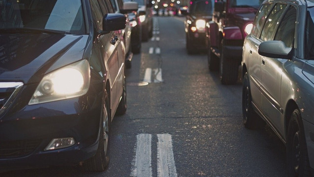 Din 1 noiembrie, șoferii sunt obligați să circule cu faza scurtă a farurilor și pe timp de zi