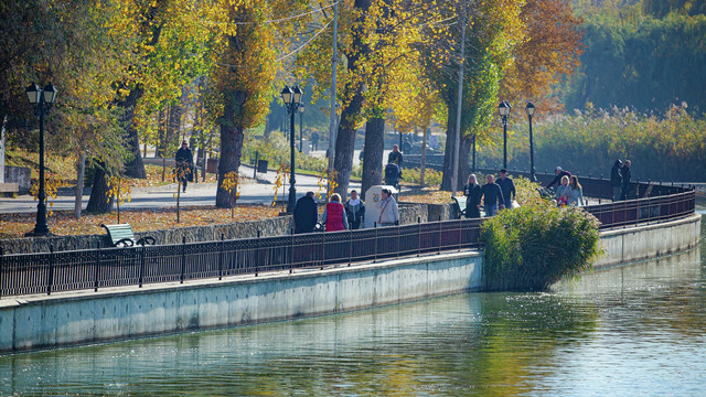 METEO | Luna noiembrie începe cu temperaturi peste norma perioadei. Weekemd cu maxime termice de 20 de grade Celsius