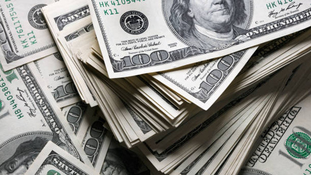 Dolarul se apreciază și depășește pragul de 17 lei