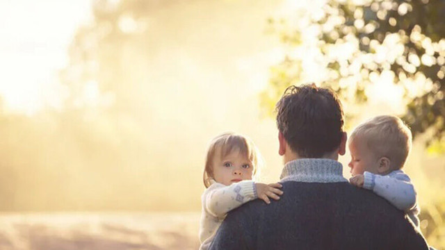 Tații cu gemeni sau mai mulți copii vor beneficia de concediu paternal extins și indemnizație pentru fiecare copil
