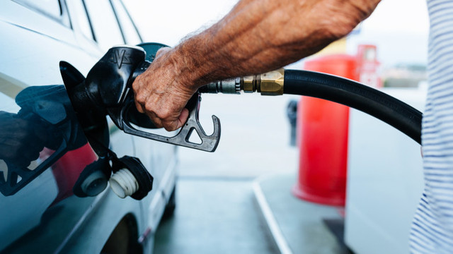 Prețuri mai mari la pompă. Cât vor costa carburanții auto în weekend