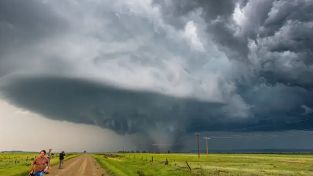 VIDEO | Cum a lovit o tornadă un sat din Brazilia. Cel puțin cinci oameni au murit și 130 sunt răniți
