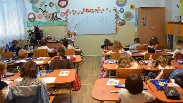 Elevii refugiați și cei reveniți din diaspora vor învăța limba română după un curriculum modern