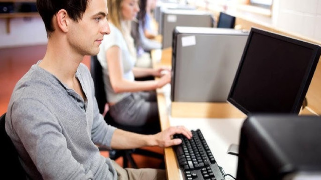 Circa 3 000 de elevi s-au înscris la testul național de competențe digitale
