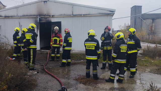 FOTO | Incendiu la un cămin temporar din orășelul Vatra. 15 persoane s-au evacuat până la sosirea pompierilor
