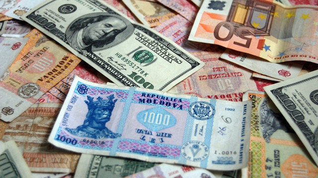 Leul se apreciază față de euro și dolar