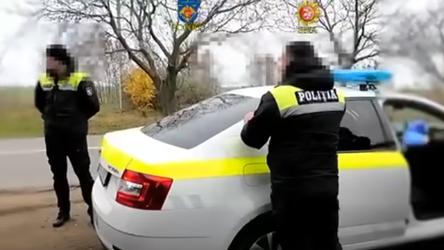 VIDEO | Doi agenți de patrulare din cadrul INI, reținuți pentru că ar fi cerut mită de la un șofer prins băut la volan 
