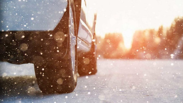 Șoferii, îndemnați de polițiști să schimbe din timp pneurile automobilelor. Recomandări în pregătirea vehiculelor pentru sezonul rece