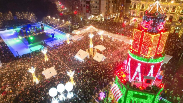 S-au deschis târgurile de Crăciun din Sibiu și Craiova, două dintre cele mai căutate evenimente de profil din România (VIDEO)