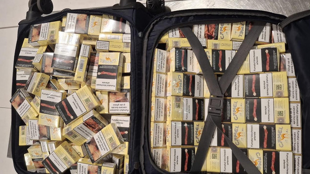 Trei pasageri, prinși la Aeroportul Chișinău cu pachete de țigări și rezerve de tutun nedeclarate
