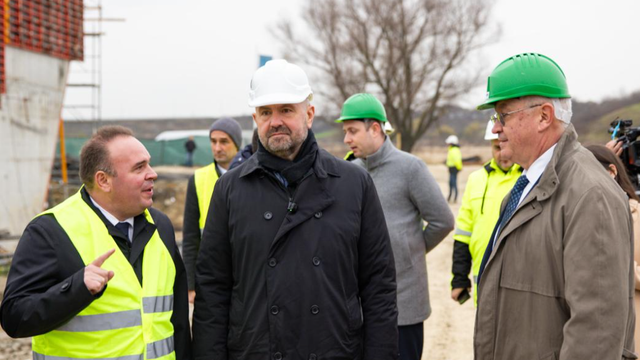 Premierul  Alexandru Munteanu, la inspectarea lucrărilor de construcție a podului de la Ungheni: „Este un proiect simbolic și strategic pentru Republica Moldova”
