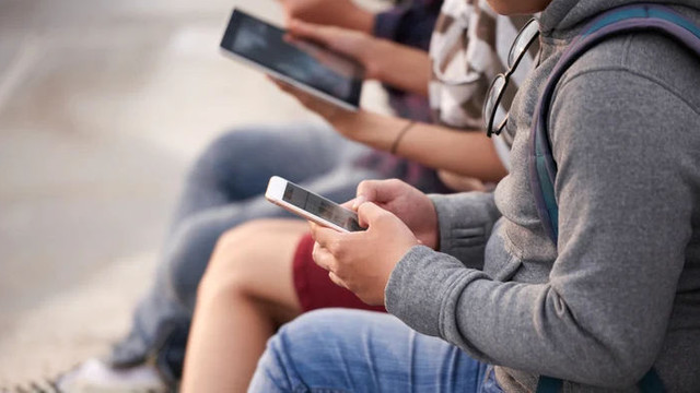 Parlamentul European impune restricții pe platforme sociale pentru copii sub 16 ani
