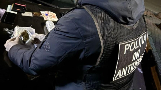 Bani, droguri și mașini scumpe: Poliția a destructurat un grup implicat într-o rețea de contrabandă