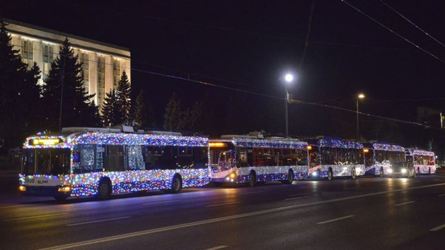 Pe străzile Chișinăului vor circula troleibuze iluminate în spiritul sărbătorilor de iarnă
