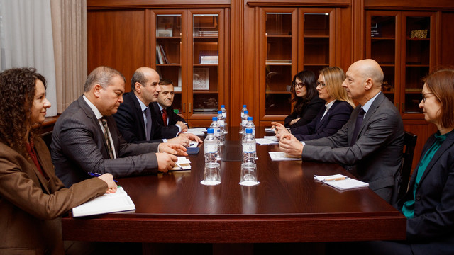 Retragerea și distrugerea munițiilor străine aflate pe teritoriul Republicii Moldova, discutată de secretarul de stat al MAE și reprezentantul OSCE (FOTO)
