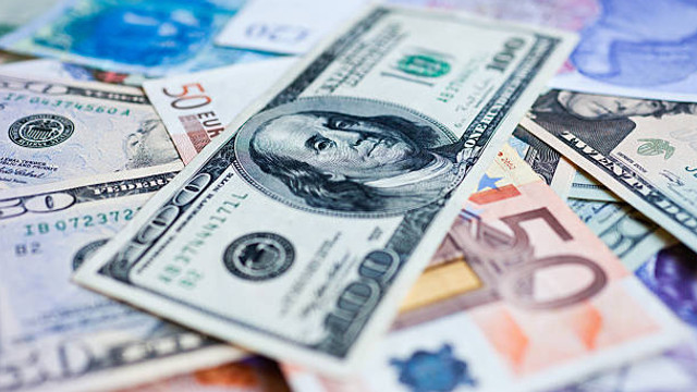 Euro și dolarul se scumpesc ușor 