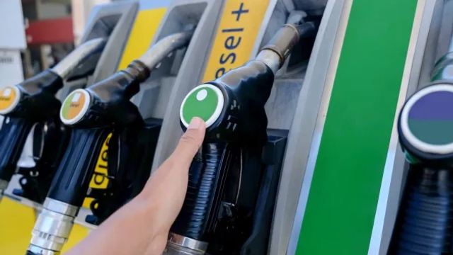 Motorina se ieftinește cu 20 de bani. Cât va costa benzina mâine, 4 decembrie 