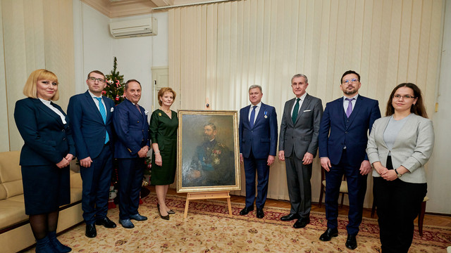 Portretul în ulei al Regelui Ferdinand Întregitorul a ajuns la Ambasada R. Moldova din București, oferit de Familia Regală a României