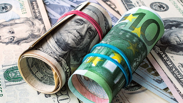 Euro și dolarul se scumpesc ușor la sfârșit de săptămână